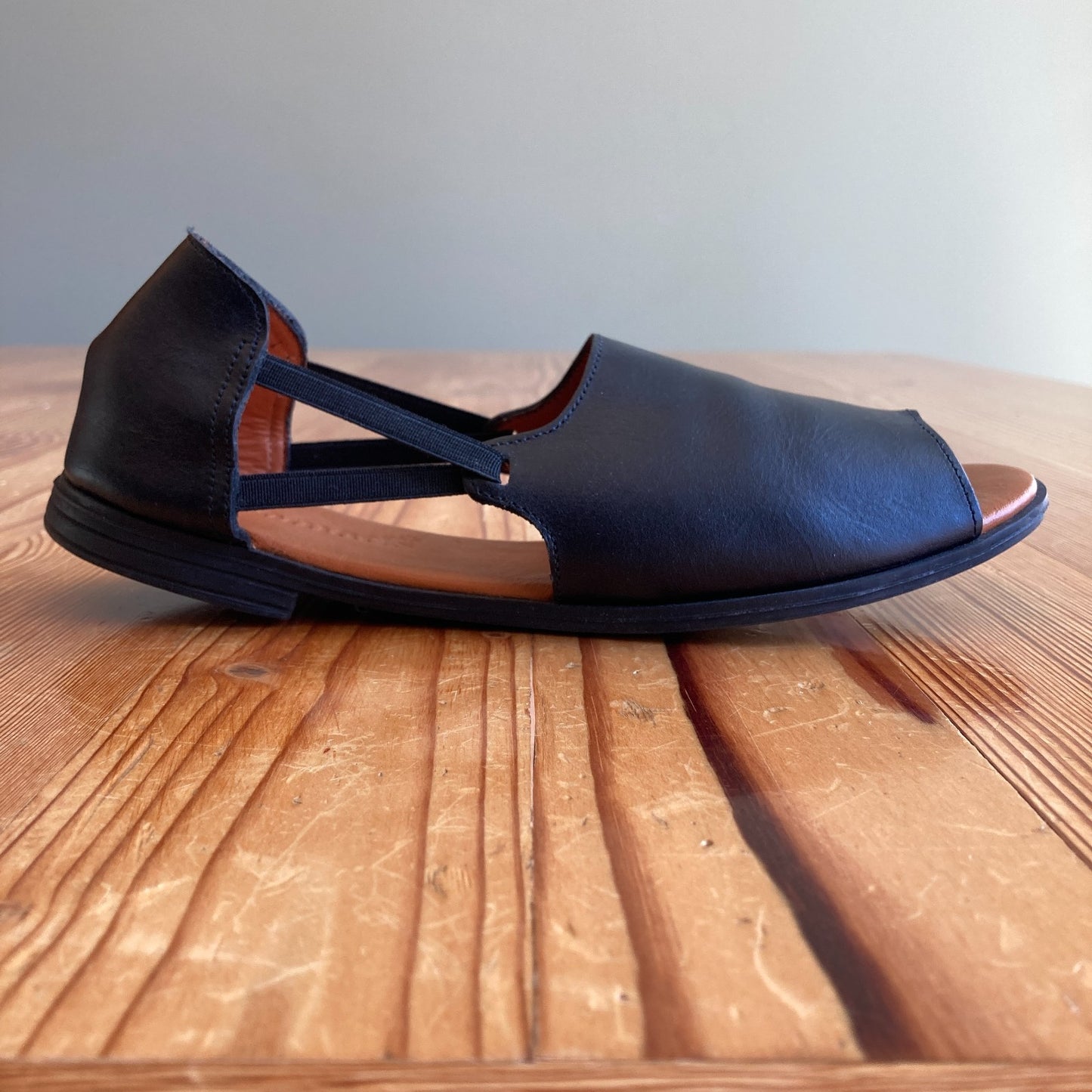 Womads $198 Jet Black Peep Toe Sandals Flats Shoes - Size 6 - 0426MK