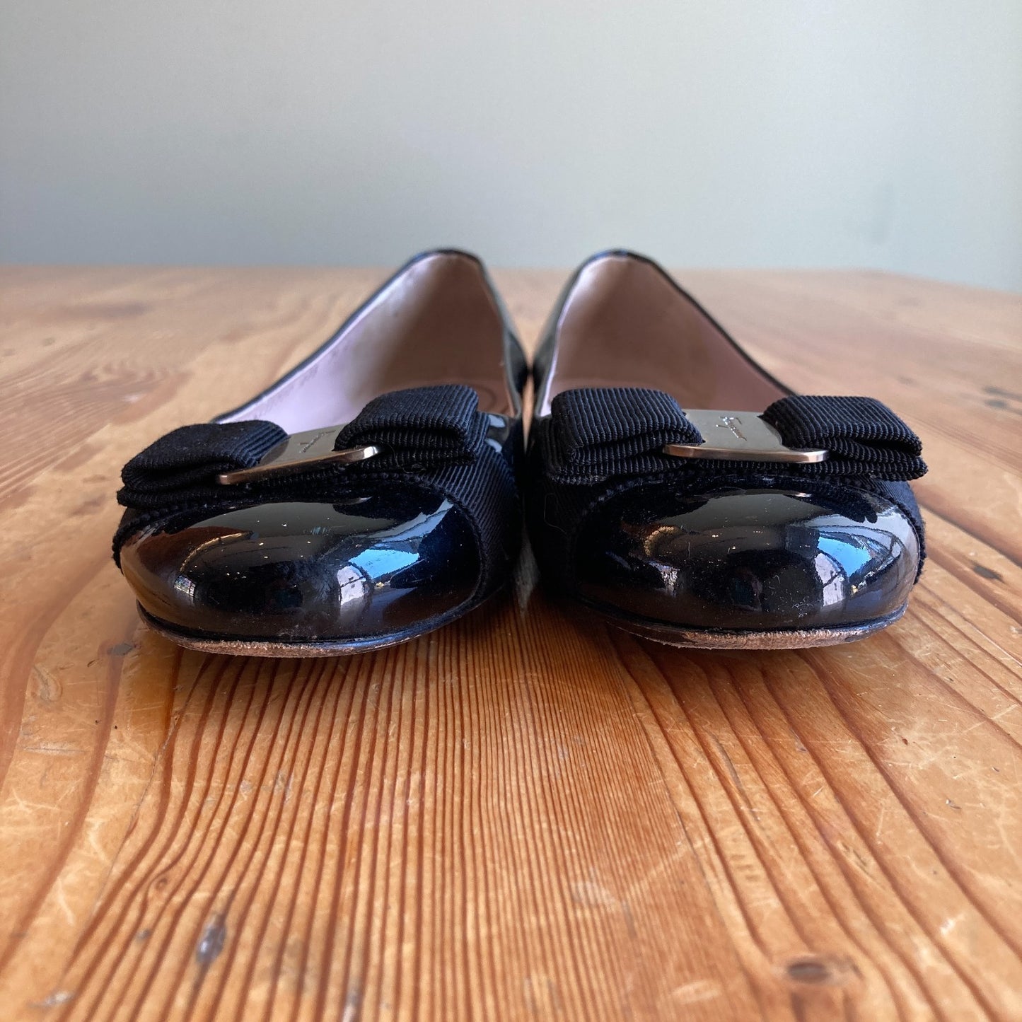Ferragamo $780 Black Patent Leather Varina Ballet Flats Shoes - Sz 7.5 - 0803XL