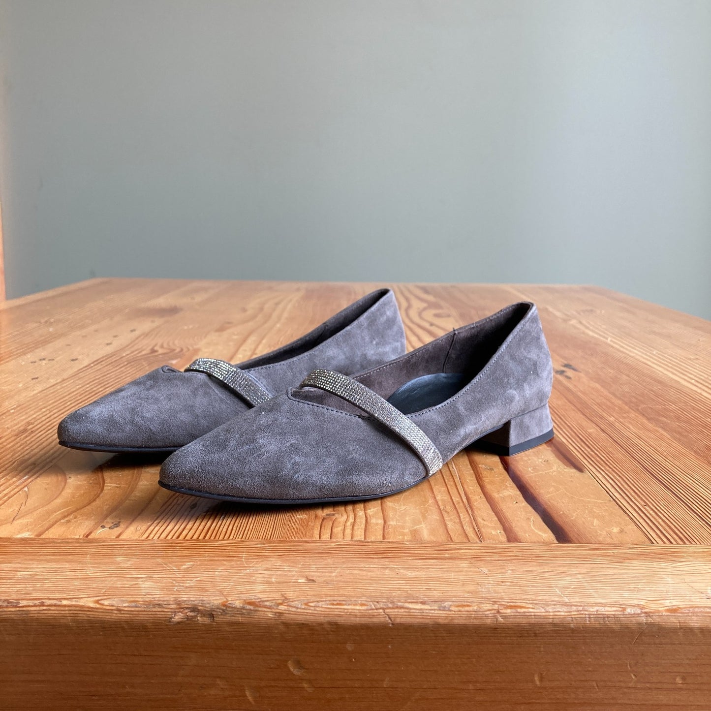 Paul Green Gray Suede Rhinestone Strap Vanna Shoes - Size 8 US - NEW - 0417DL