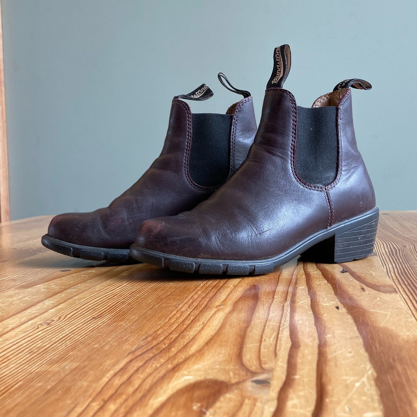 7.5 - Blundstone $210 Burgundy Leather 1671 Heeled Chelsea Pull-On Boots 1014CH