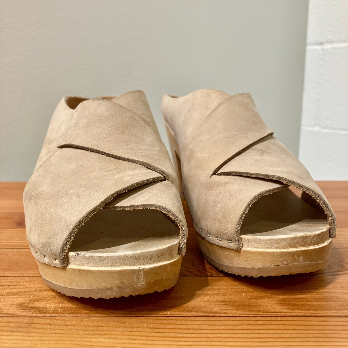 Bryr Tan Leather Wood Heel Cross-Strap Sandals Shoes - Size 36 / 6 - 0312IG