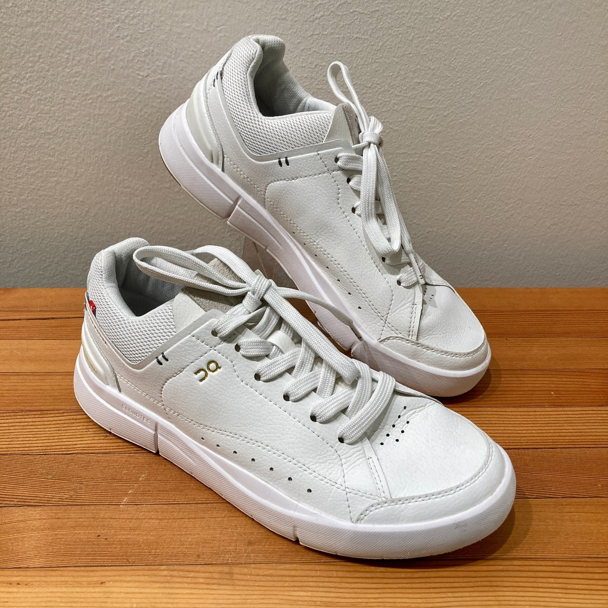 ON White The Roger Centre Court Sneaker Womens Shoes - Size 7.5 - 1011MM