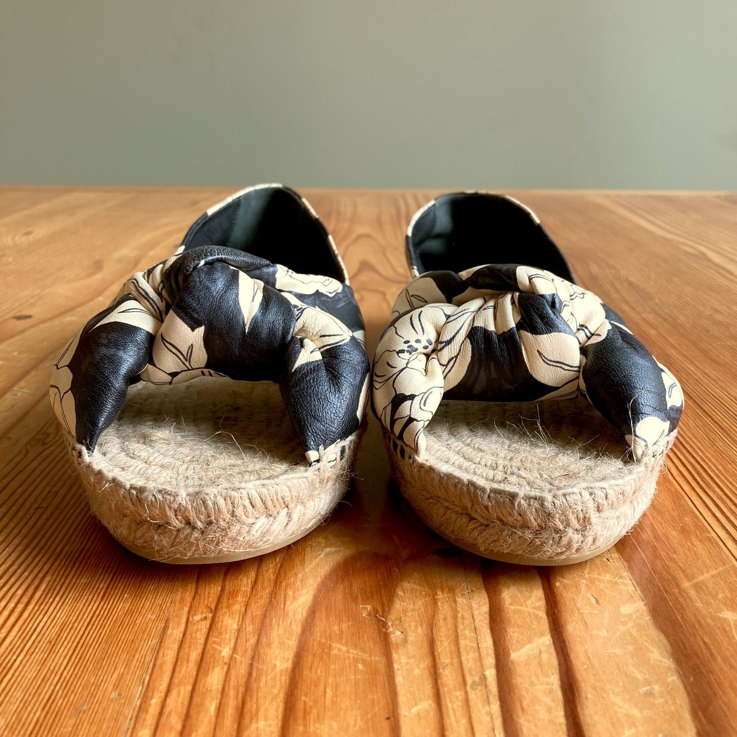 Miu Miu Black White Floral Leather Jute Open Sandals - Size 39 / 8.5 - 1107TZ