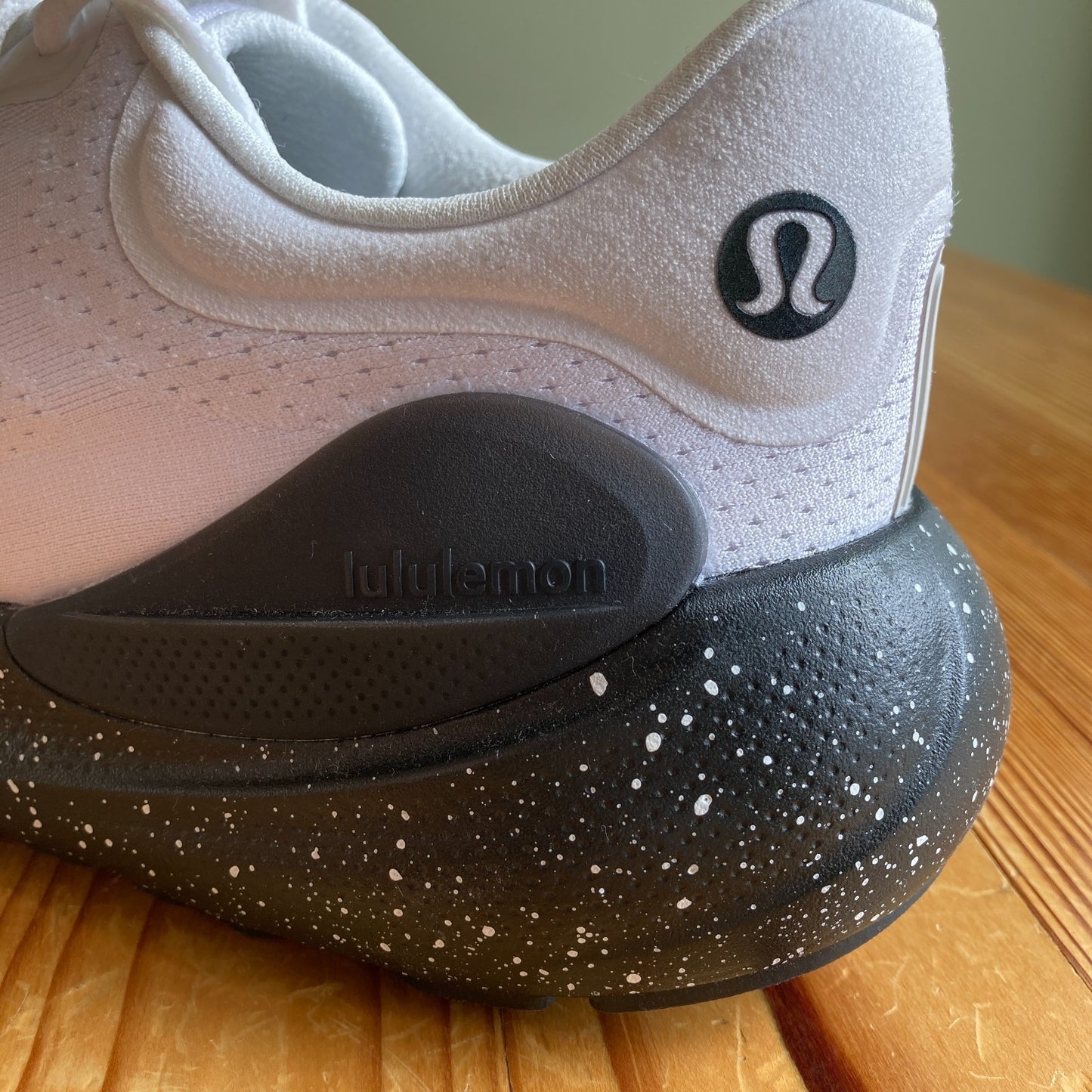 Lululemon Mens $158 White & Black Beyondfeel Running Shoes - Sz 9 - NEW - 0102BW