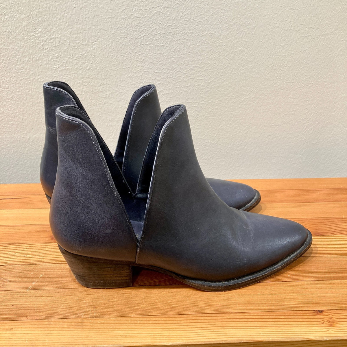 Free People Black Leather Charm Double V Ankle Boots - Size 37.5 - 0913AY