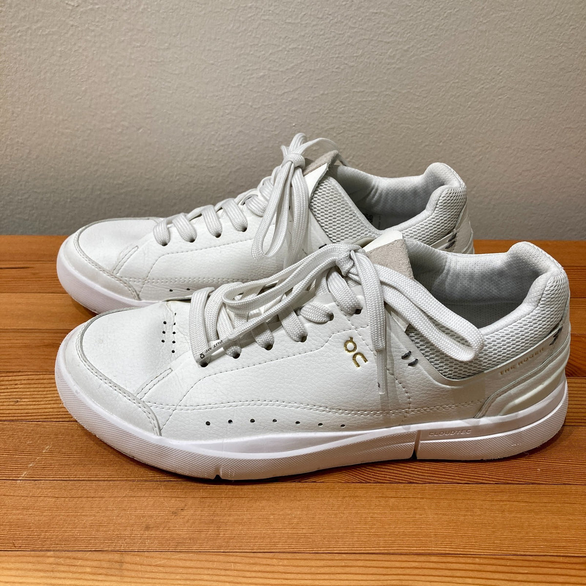 ON White The Roger Centre Court Sneaker Womens Shoes - Size 7.5 - 1011MM