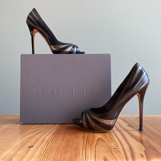 40.5 / 10.5 - Alexander McQueen $850 Black & Gold Leather Heels w/ Box 0628AC