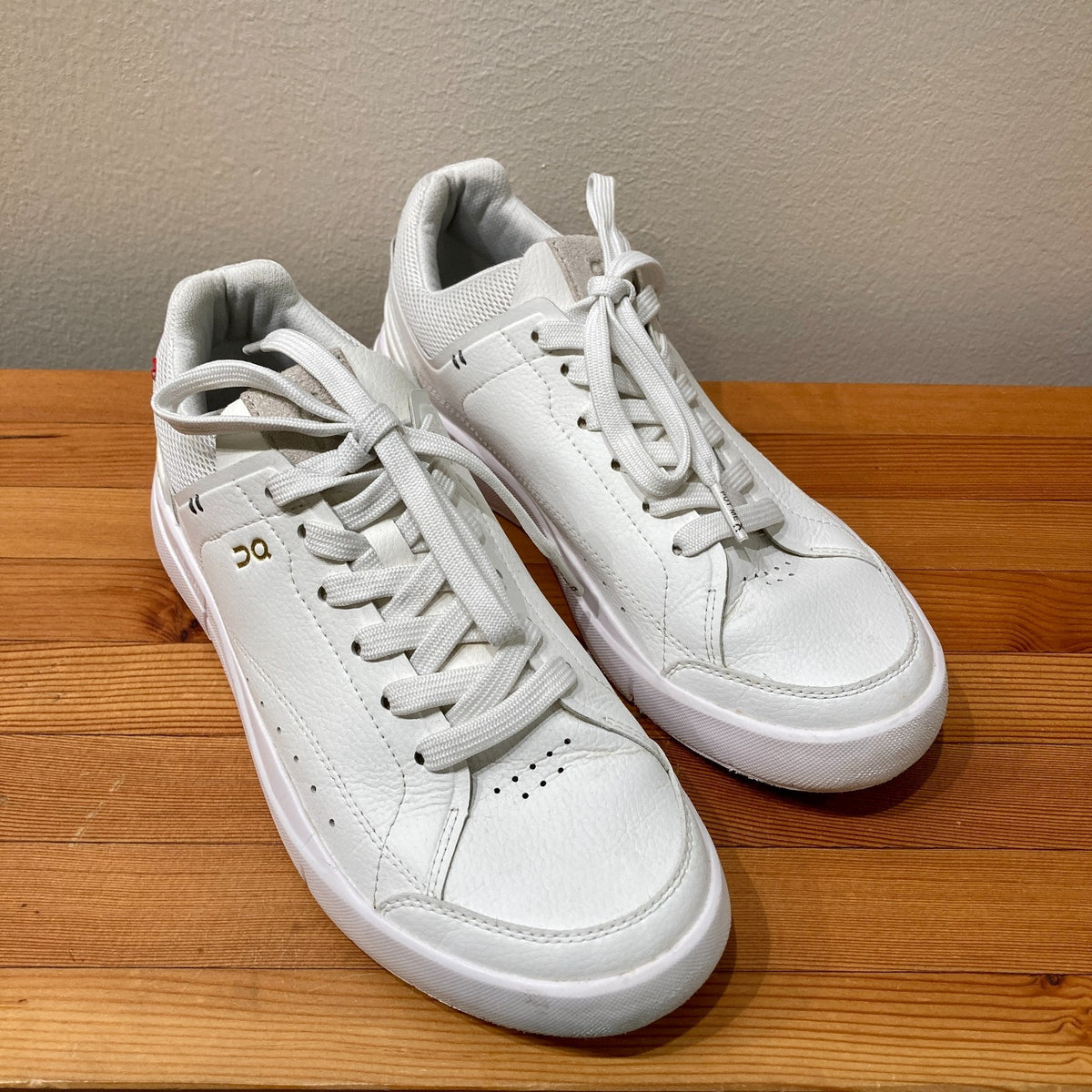 ON White The Roger Centre Court Sneaker Womens Shoes - Size 7.5 - 1011MM