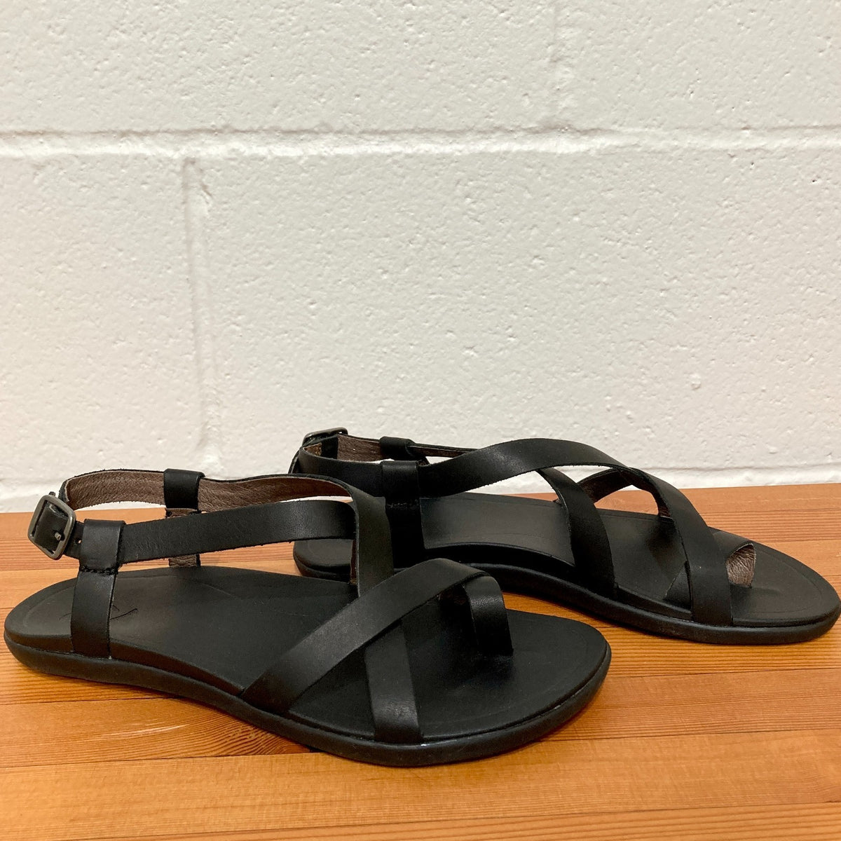 Olukai Black Strappy Leather Upena Womens Sandals NEW w/ Box - 0314GM