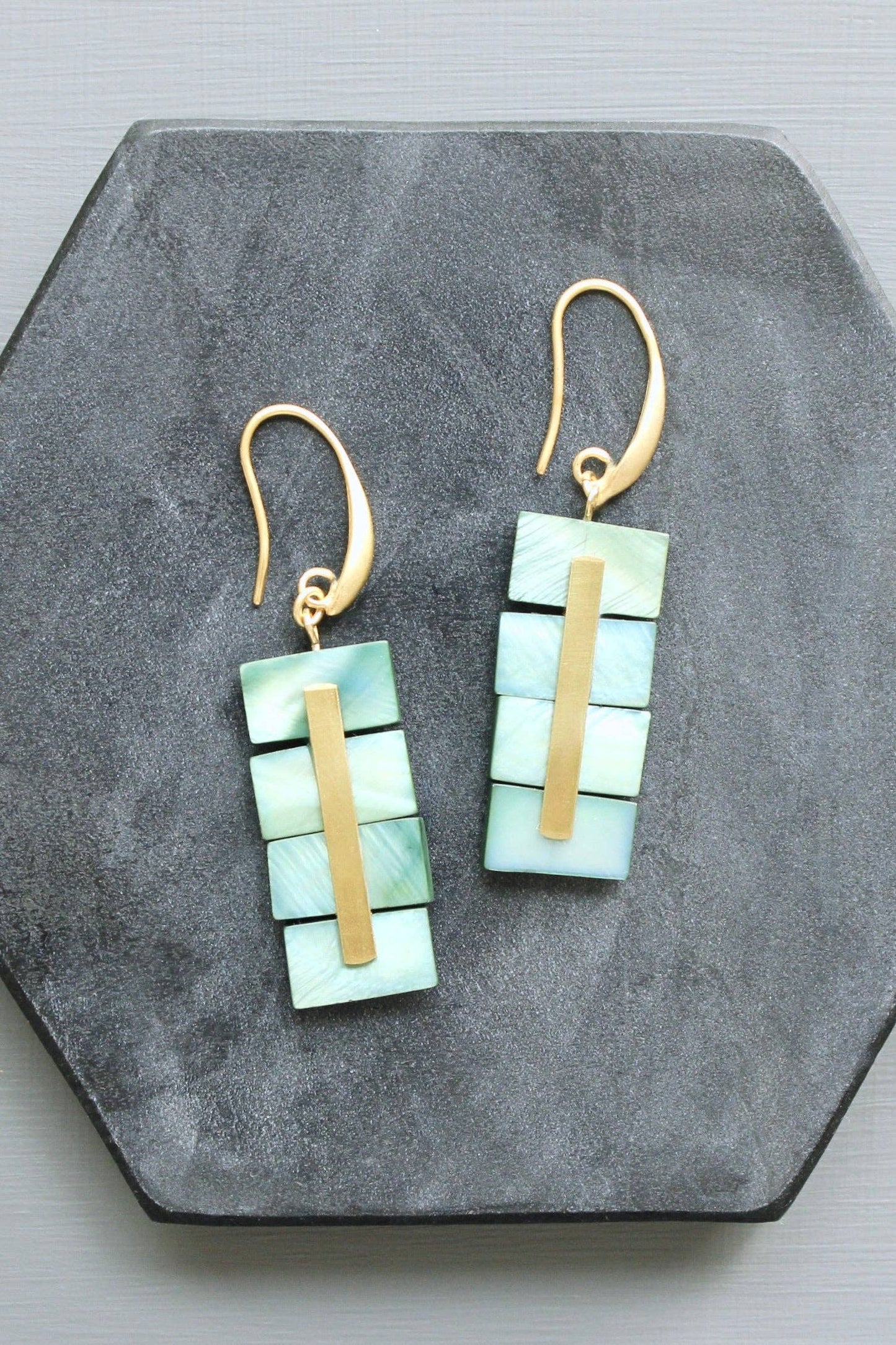 LEXE21 Green shell geometric earrings
