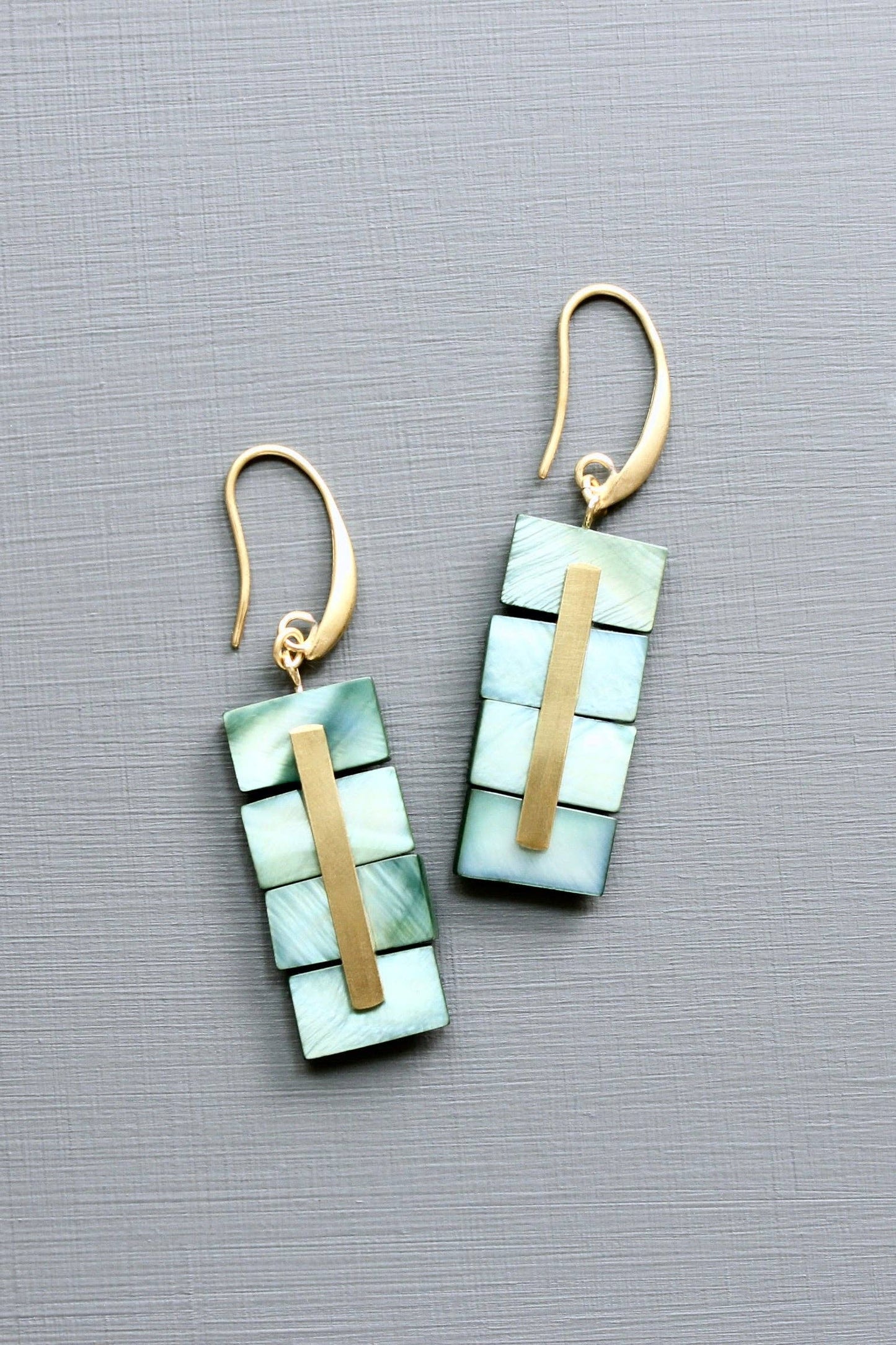 LEXE21 Green shell geometric earrings