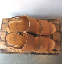 Load image into Gallery viewer, 38.5 / 8.5 - Coclico $395 Savana Tan Massy Cork Wedge Sandals NEW w/ Box 4427SC